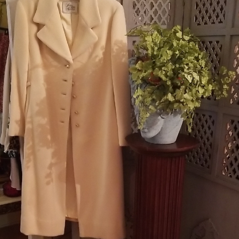 Saks FIFTH  Avenue Cream Vintage Tailored Design Coat
